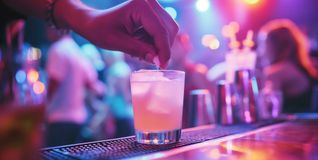 In manchen Bars sollte man sein Glas nicht aus dern Hand geben.